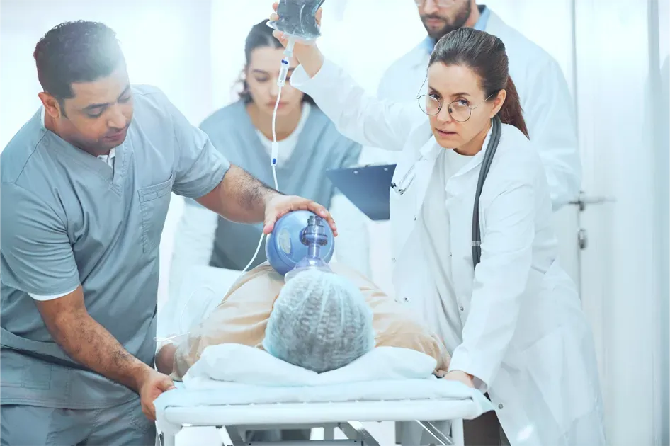 Profissionais médicos em treinamento e simulação avançada